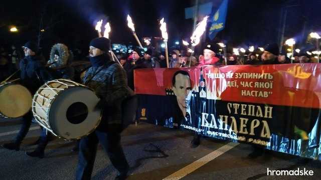 В Киеве завершилось факельное шествие в честь Бандеры, на Крещатике восстанавливают движение
