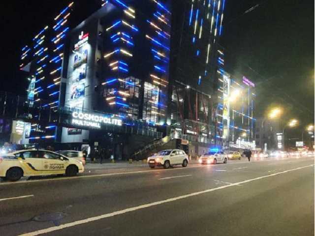 На волосок от смерти: в Киеве пешеход безуспешно попытался перебежать оживленную магистраль