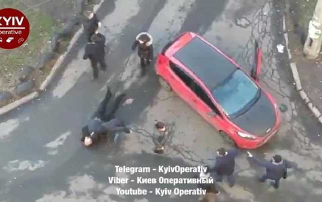 В Киеве “скорая” не могла проехать из-за авто: произошла драка