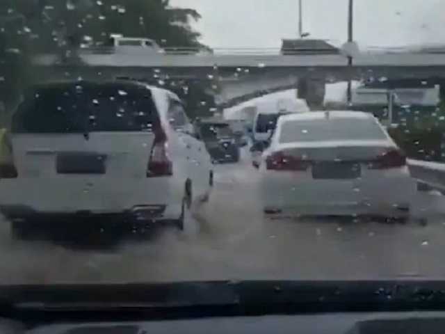 В Джакарте из-за жуткого потопа погибли два десятка человек: в сети показали видео