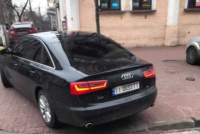 В Киеве сотрудник СБУ припарковал авто посреди тротуара: фотофакт