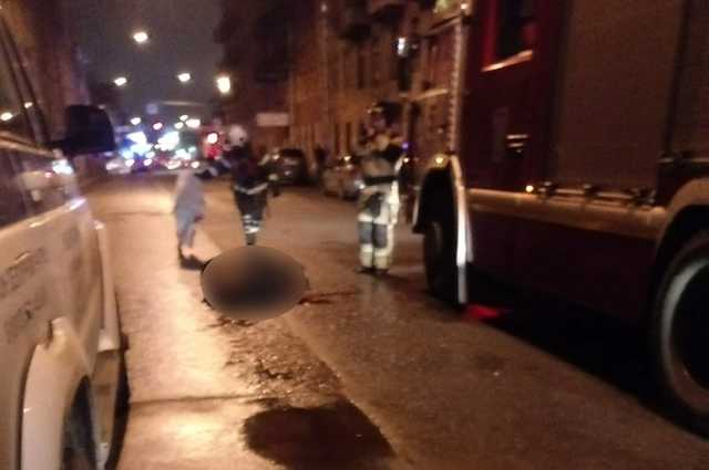 В центре Санкт-Петербурга с крыши дома упал горящий мужчина