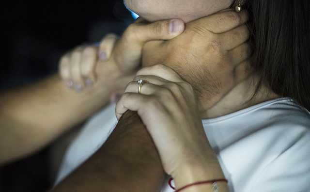 В Киеве пенсионер, выдавший себя за продюсера, изнасиловал студентку