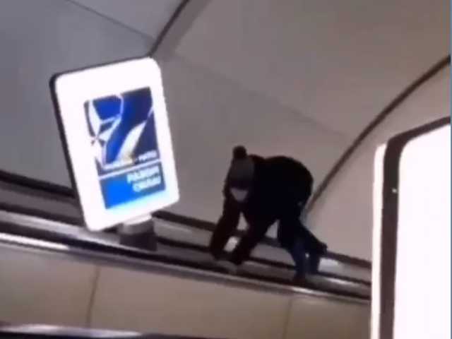 В киевском метро увидели восходящего по балюстраде «человека-паука»