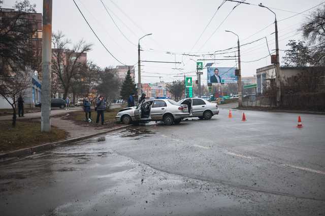 В Днепре столкнулись два Daewoo: пострадали водитель и пассажир