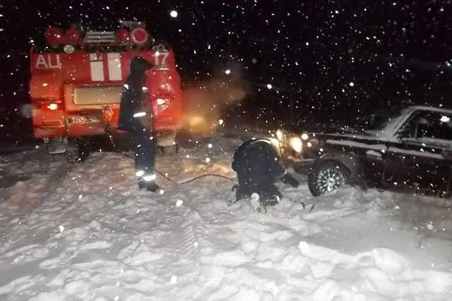 Україну замело: з’явилися фото безлічі авто в сніговій пастці в Чернівцях
