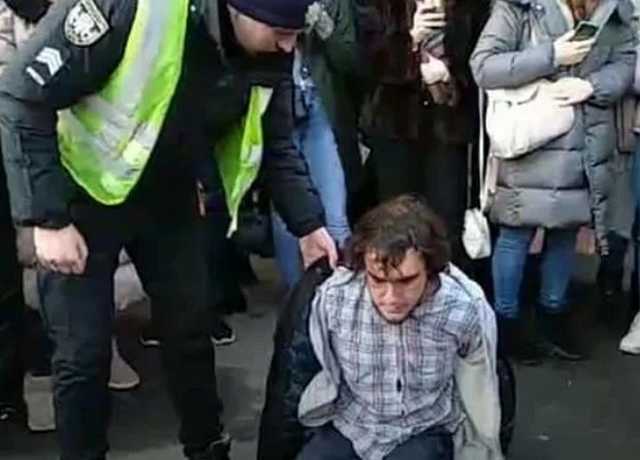 «Відсіч»: Полиция жестко задержала двух активистов за вопрос российской блогерше «Чей Крым?»