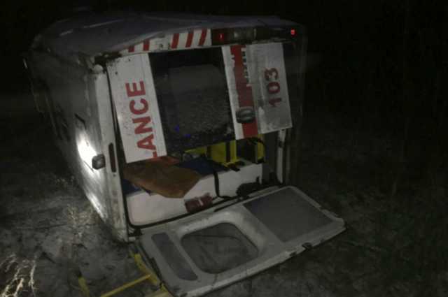 Под Краматорском на скользкой дороге перевернулся автомобиль скорой помощи