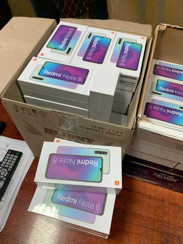 Закарпатські митники під обшивкою та в пустотах мікроавтобуса знайшли 257 смартфонів