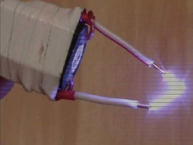 Начальница ЗАГСа в Черновцах угрожала посетителям электрошокером: инцидент попал на видео