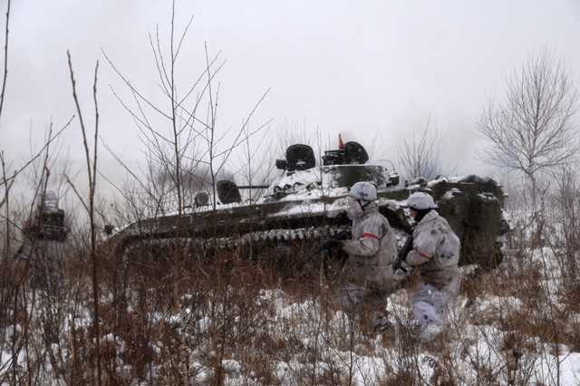 На Донбасі російські окупанти поранили українського військового