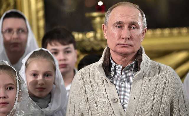 Путин пришел в собор на Рождество в кофте на вырост