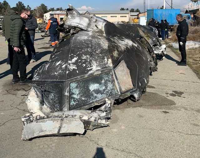 У Зеленского показали фото повреждений самолета МАУ от ракеты