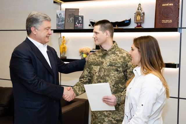 Порошенко подарил квартиру освобожденному из плена бойцу ВСУ Пантюшенко