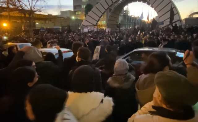 «Бойтесь, мы теперь едины»: в Тегеране стянули силовиков для разгона протестующих