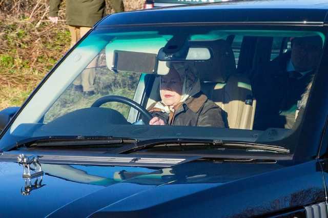 Британскую королеву заметили на публике — она управляла внедорожником с непристегнутым ремнем