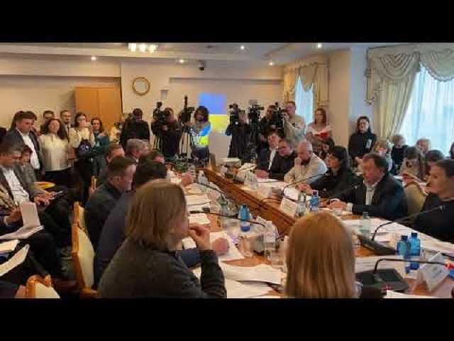 Депутата від “ОПЗЖ” змусили говорити українською на засіданні комітету