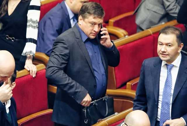 Зеленский обещал, что сложит мандат: «Слуги народа» теплыми объятиями встретили нардепа-насильника Иванисова