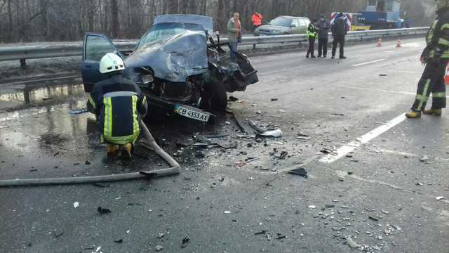 В Киеве Mitsubishi вылетел на встречку и столкнулся с Ford, есть погибший