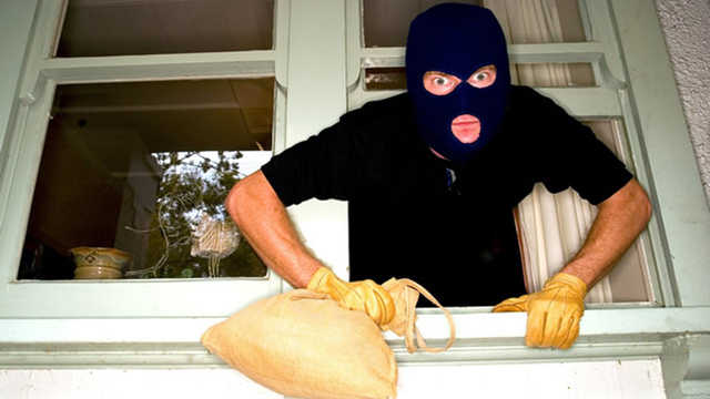 В Лисичанске вор-неудачник при побеге застрял в окне