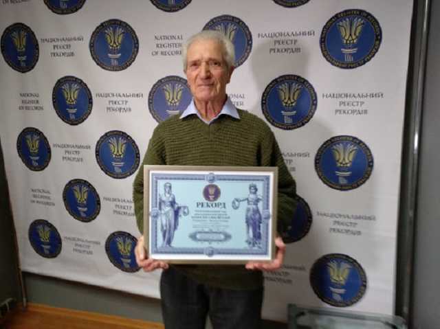 Рекорд Украины: 80-летний киевлянин наизусть читал стихи 12 часов подряд
