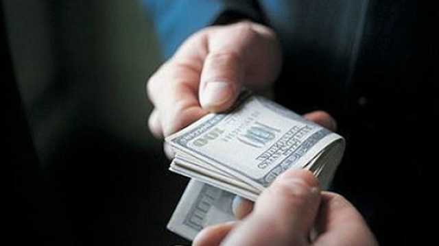 Полицейский вымогал взятку за продажу алкоголя без лицензии