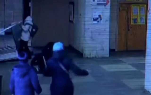 В Киеве на ребенка в больнице рухнула металлическая дверь: появилось видео