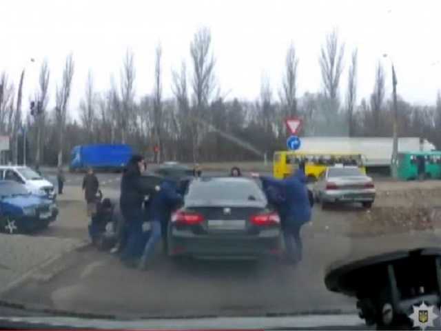 Силой затолкали в машину: вооруженные люди пытались похитить мужчину на Черкасчине