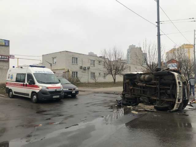 В Киеве на Троещине Opel врезался в Subaru и перевернул «Газель», есть пострадавшие