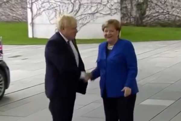 "Все в порядке, он застрял": Джонсон попал в конфуз перед женщинами