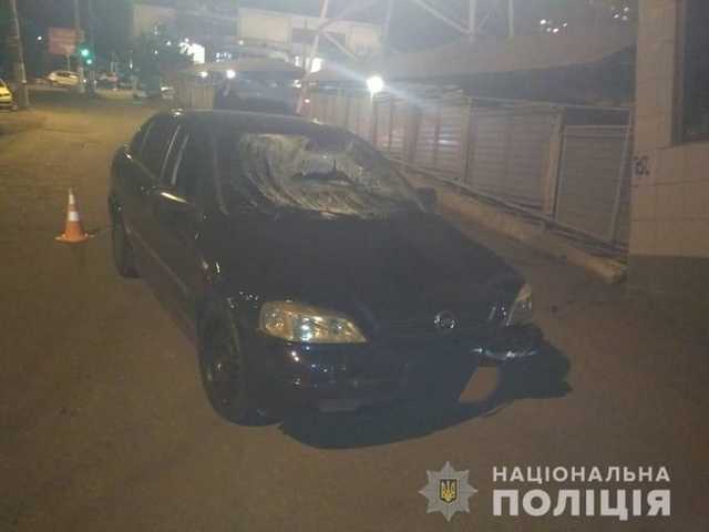 В Одессе пьяный полицейский снес шлагбаум и сбил двух пешеходов