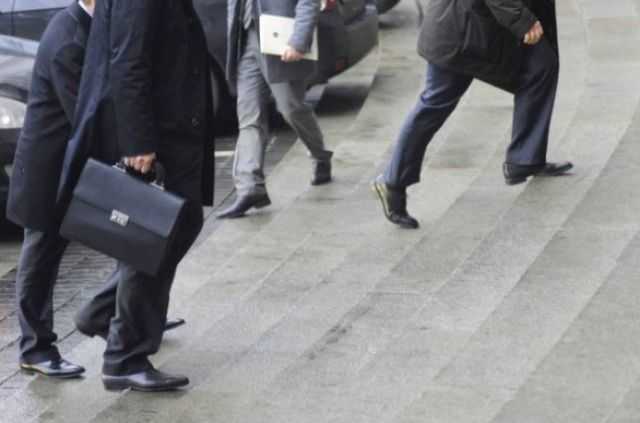 Высокие зарплаты госчиновникам обеспечивает расчет с "долларом по четыре"