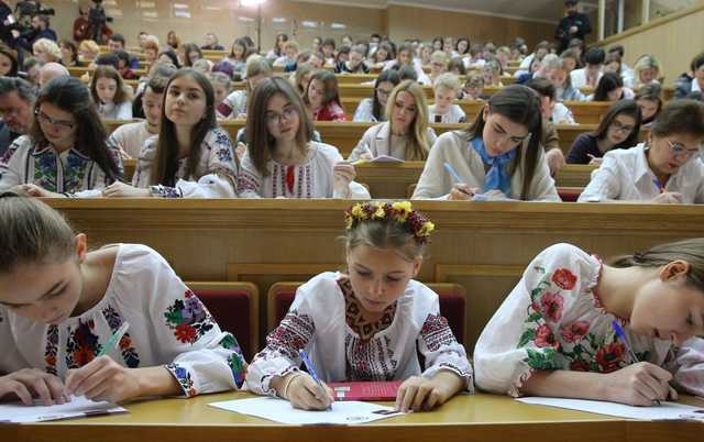 Стало известно, как учителей русскоязычных школ будут переводить на украинский язык