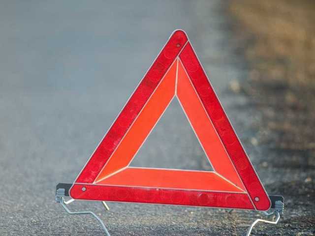 В Киеве Opel врезался в отбойник: двое пострадавших