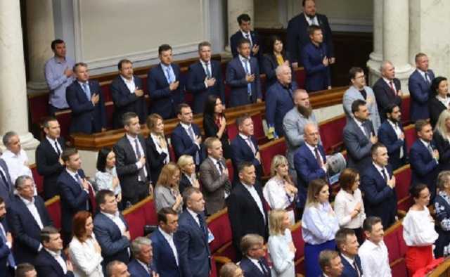 Количество депутатов в Раде могут сократить до 300 уже на следующей сессии