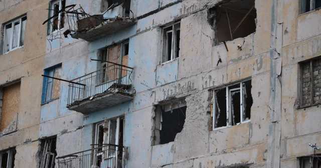 В прифронтовой Авдеевке разрушенные дома восстанавливают из б/у кирпича