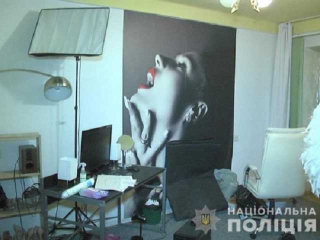 Зарабатывали около 100 тысяч гривен в месяц: в Киеве «накрыли» онлайн-порностудию