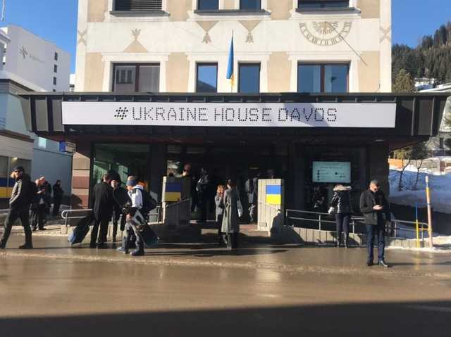 Украинский дом в Давосе полон иностранными друзьями, а в российском — одни пропагандисты