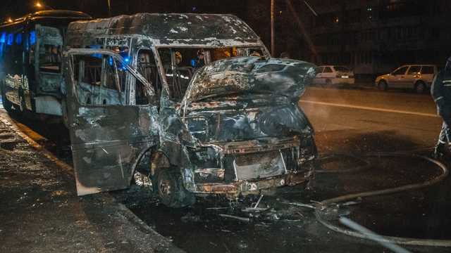 В Киеве на Оболони дотла сгорела маршрутка
