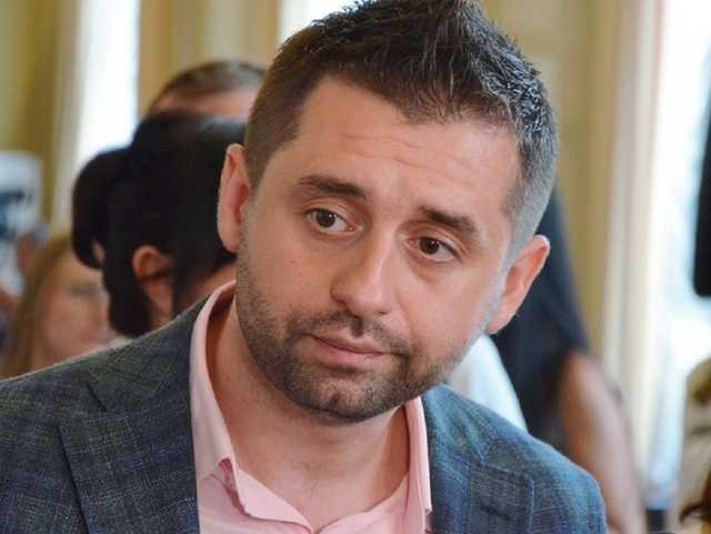 Депутаты летали в Давос на деньги Пинчука, – Арахамия