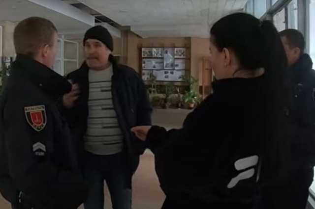 "Тебя расстреляют завтра": в Одессе охрана академии набросилась на журналистов