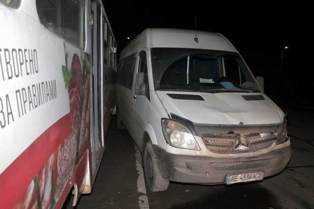 В Днепре микроавтобус въехал в толпу людей: ранены 4 человека