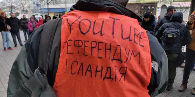 Під ДБР принесли золотий унітаз