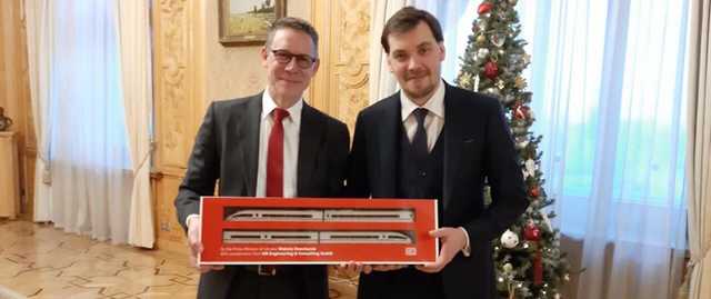 Асфальт и лыжник, или Как Гочарук передавал УЗ немцам в управление