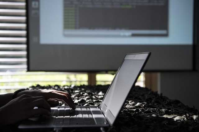 Болгария депортирует двух дипломатов-шпионов РФ