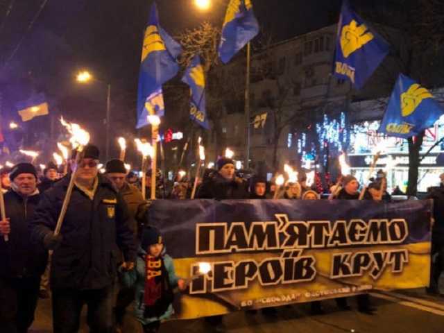 В Киеве устроили факельное шествие в честь героев Крут