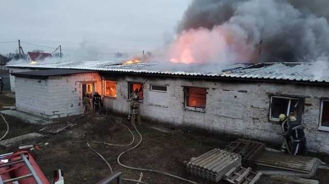 Под Киевом спасатели пять часов тушили вспыхнувший швейный цех