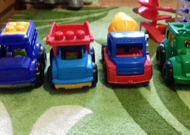 Зеленський хоче роздати дітям 23 тонни іграшок, які застрягли на митниці