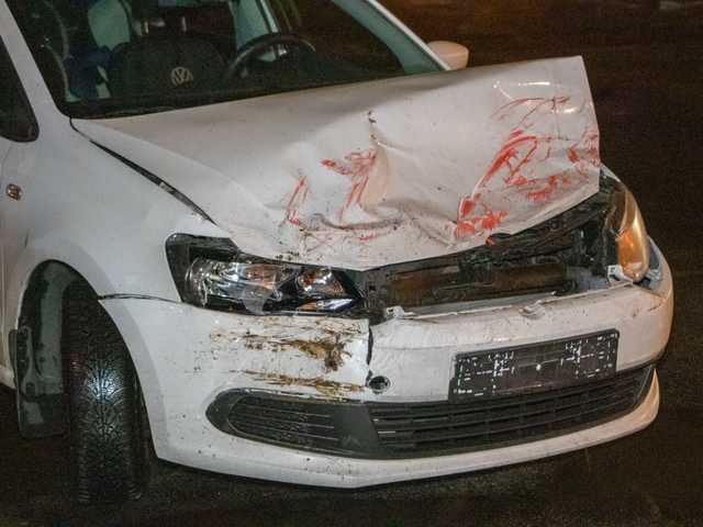 Автоледи за рулем Volkswagen влетела под трамвай на столичной Куреневке