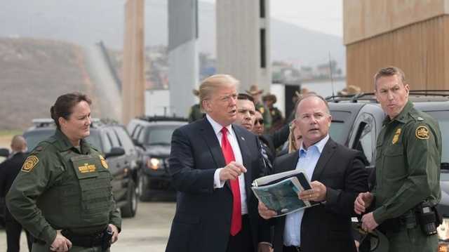 На границе США и Мексики из-за сильного ветра рухнула часть “стены Трампа”